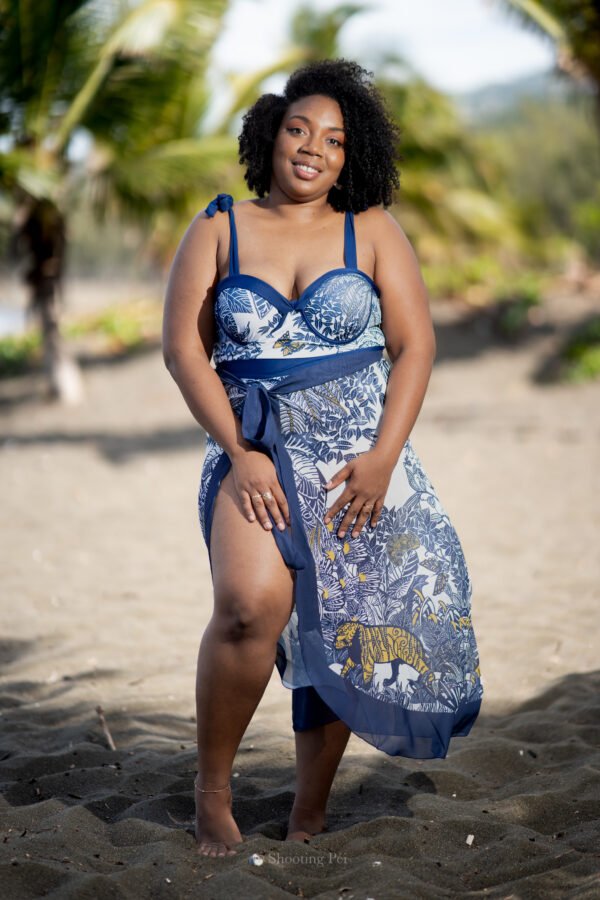 Maillot de bain une pièce avec paréo style hawaïen.