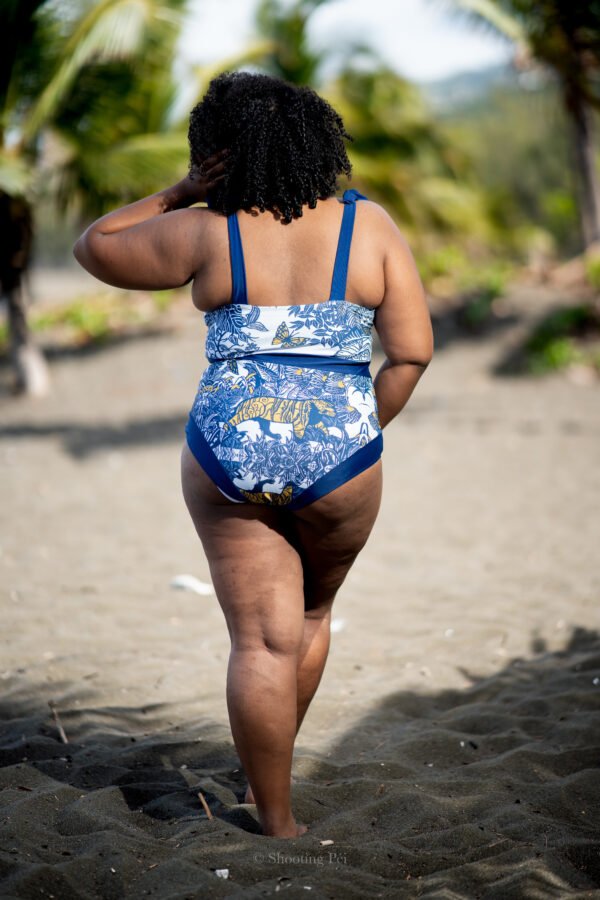 Maillot de bain une pièce avec paréo style hawaïen.