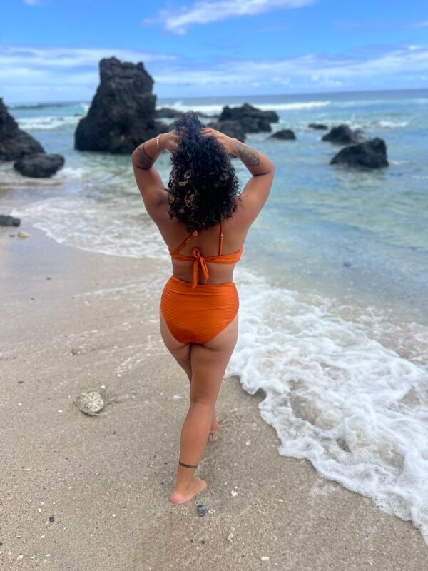 Maillot de bain, ensemble 3 pièces marron avec perle.