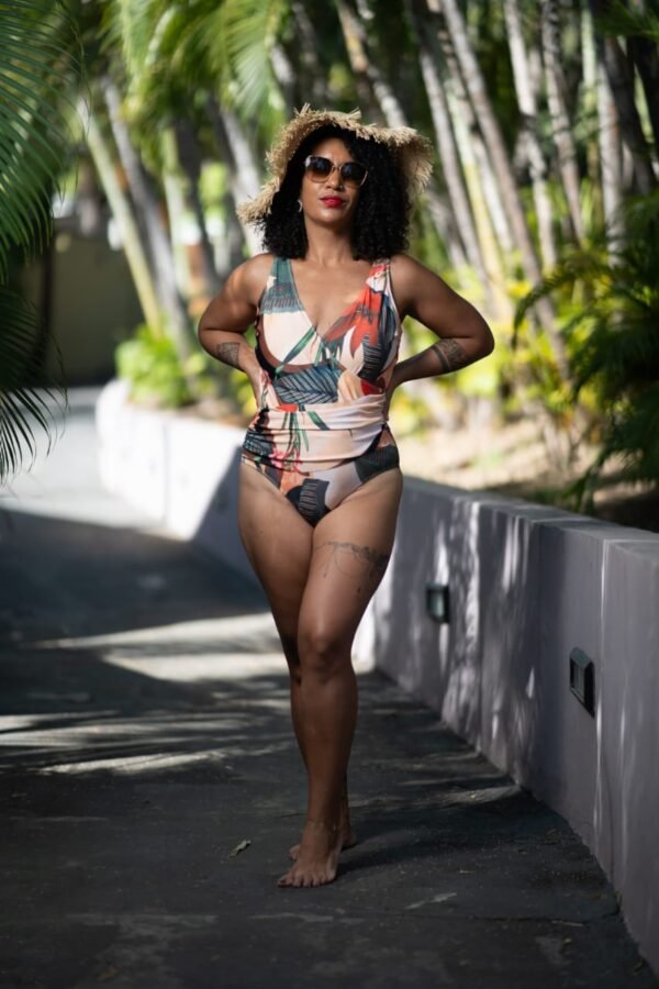 Maillot de bain, ensemble 2 pièces fleur tropicale.