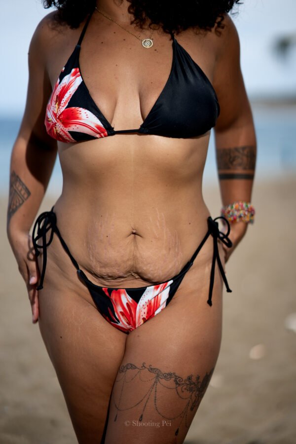 Maillot de bain 3 pièces, fleur de Lys.