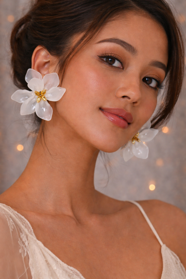 Boucle d'oreille petite fleur.