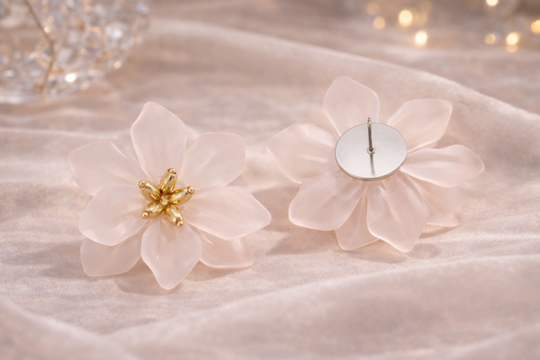 Boucle d'oreille petite fleur.