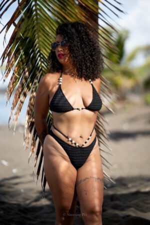 Maillot de bain noir avec perle.